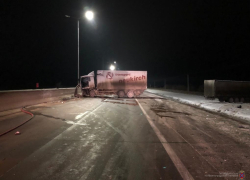 Двое пострадали в страшном ДТП с двумя большегрузами под Волгоградом