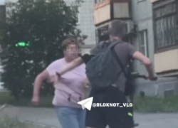 Волгоградец на электросамокате вырвал ключи и сбежал с места ДТП