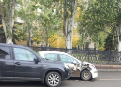 В центре Волгограда блондинка за рулем спровоцировала аварию