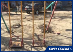 Волгоградка сняла на видео вырванные качели во дворе Дзержинского района