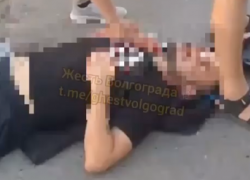 Волгоградец разбил окно автобуса и проткнул стеклом руку: шок-видео 