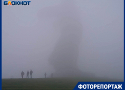 Разворачивает самолёты и прячет Родину-мать: эпичные кадры мощнейшего тумана в Волгограде