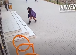 На видео попала девушка, средь бела дня бьющая стекла витрин в центре Волжского