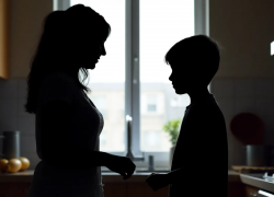 Волгоградка угрожала зарезать сына, взявшего в руки ее телефон