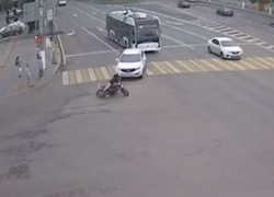 Мотоциклист вылетел из-под колес Kia в центре Волгограда — видео 