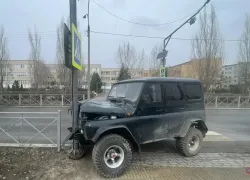Водитель УАЗ сбил женщину и протаранил столб в Волжском
