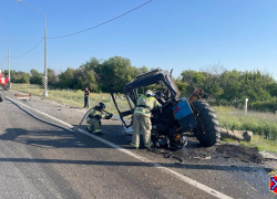 Трактор развалился на части на трассе под Волгоградом: видео