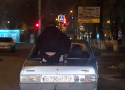 Зумер на корточках прокатился на багажнике "Лады" в Волгограде
