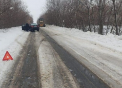 Водитель Kia врезался в автогрейдер в Волгоградской области: пострадала женщина