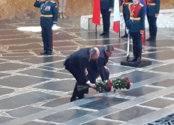 На Мамаевом кургане проходит передача 11 воинских знамен от МИД России: ведется прямая трансляция