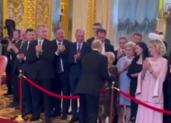 Особый смысл в поцелуе Путина перед инаугурацией усмотрел волгоградский политолог