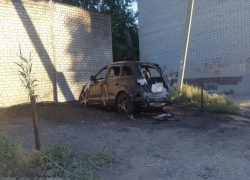 Две элитные иномарки сгорели ночью на севере Волгограда