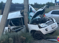 В сплющенном автомобиле погибла девушка в Волгоградской области
