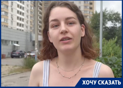 Машина провалилась в канализационный люк в Волгограде: видео