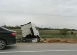 Фура разлетелась на части на московской трассе под Волгоградом: видео