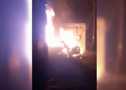 Горящий на территории гаражного кооператива Lifan Solano попал на видео в Волгограде