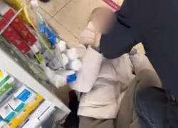 "Била ногами в живот и вырывала волосы": драку из-за конфликта в очереди сняли на видео в Волгограде 