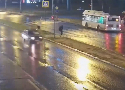 Камеры сняли наезд на шедшую на красный волгоградку: кульбит над капотом