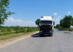 Мгновенная карма: под Волгоградом мотоцикл сбил велосипедиста и влетел под грузовик