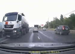 Чудесное спасение волгоградца на легковушке от летящей по «встречке» фуры попало на видео