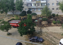 Идея пожарить шашлык во дворе многоквартирного дома закончилась пожаром в Волгограде