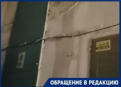 Рекомендовали поставить тазики: УК «ЖилЭксперт» своеобразно спасает волгоградцев от воды в щитке