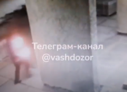 На видео попал поджог здания администрации под Волгоградом