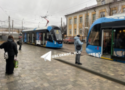 Заглохшая Mazda остановила трамваи в Волгограде 