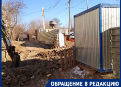 Волгоградка с ребёнком на коляске преодолевает строительные катакомбы ради похода в поликлинику