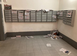 Волгоградцы жалуются на замусоренные подъезды газетами «Единой России»