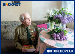 С сиренью и именными подарками: как поздравили волгоградских ветеранов военные