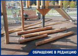 Одна под замком, на второй доски с гвоздями: волгоградцев возмутили детские площадки рядом с Сурским сквером 