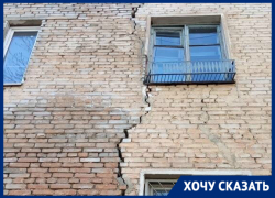 «Рухнет в любой момент»: разваливающийся жилой дом показал на видео волгоградец