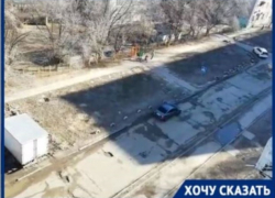 Водители в ужасе от нашей дороги, - жительница дома по улице Петра Гончарова в Волгограде