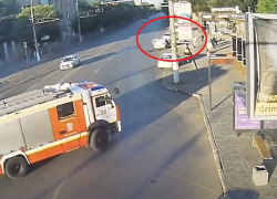 Такси влетело на скорости в столб за остановкой в Волгограде: ДТП попало на видео