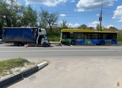 ГАЗель протаранила автобус с пассажирами в Волгограде