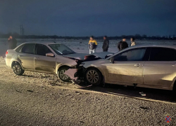 В набитую детьми иномарку влетела на встречке «Лада Гранта» под Волгоградом