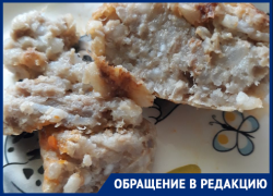 Вялые тефтели с сырым луком возмутили маму ученика школы №18 в Волгограде 