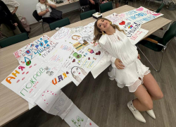 Волгоградцы встретили Аню Покров с плакатами с признаниями в любви 