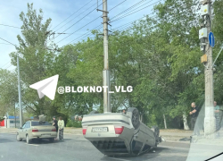 "Это надолго": перевернувшееся авто перекрыло выезд в центр Волгограда 