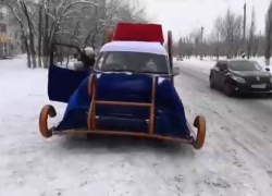 Современные сани-автомобиль с Дедушкой Морозом сняли на видео в Волгограде 