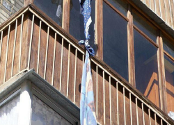 При попытке штурмовать общежитие через окно погиб житель Волгограда