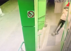 «Поработал с огоньком»: на видео попал «танцующий» налет на волгоградский алкомаркет