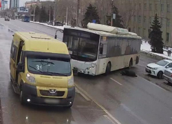 Автобус сбил женщину на площади Ленина в Волгограде