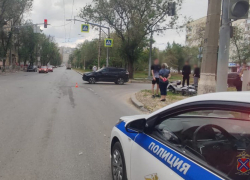 Очевидцы в ужасе: иномарка снесла мопед в Волгограде