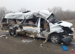 Двое погибли, трое с ребенком пострадали в смятой маршрутке под Волгоградом