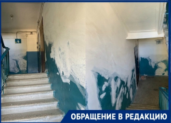 Третий год жители пятиэтажки в Волгограде не могут дождаться окончания ремонта подъезда