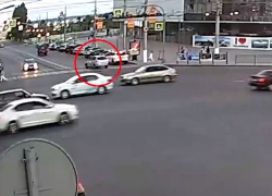  В центре Волгограда сбили 19-летнего самокатчика  —  видео 