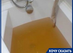 Льющуюся из крана воду цвета крепко заваренного чая снял на видео волгоградец