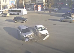 Жесткое ДТП у ТЮЗа в Волгограде попало на видео